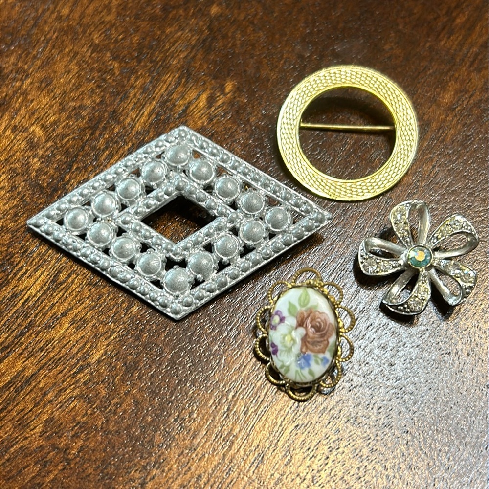 SALE!! Set of 4 Vintage Brooches